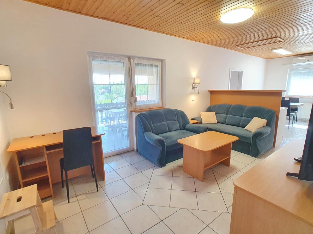 Krisztián Apartmanház Vonyarcvashegy Exterior foto
